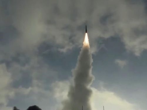 БНХАУ анх удаа дуунаас хурдан, хөлөг онгоц эсэргүүцэх пуужин танилцууллаа