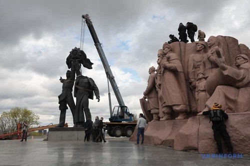 Орос, Украины ард түмний найрамдлын хөшөөг буулгажээ