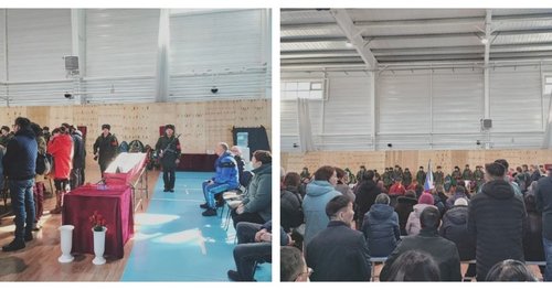 Буриадад хүүхдүүд хичээллэдэг спортын ордонд дайнд амиа алдсан цэргүүдтэй салах ёслол хийж байна