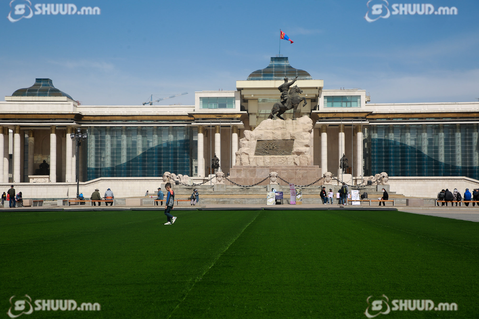 ФОТО: Сүхбаатарын талбайд хөлбөмбөгийн талбай засжээ