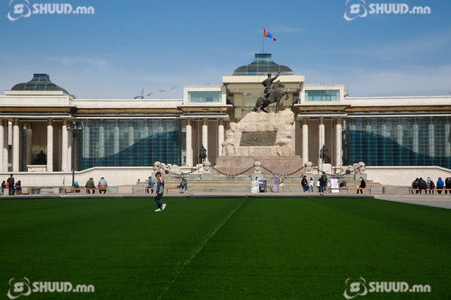 ФОТО: Сүхбаатарын талбайд хөлбөмбөгийн талбай засжээ