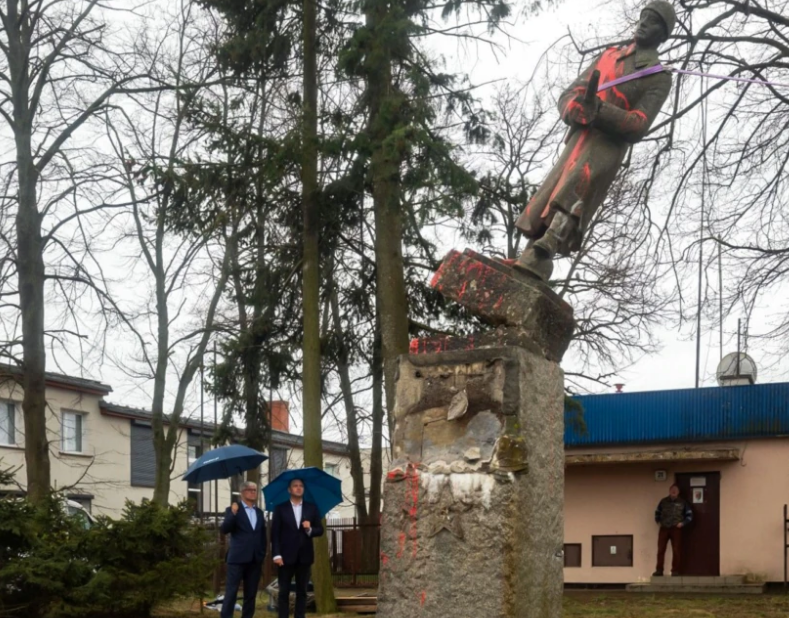 Зөвлөлтийн хөшөө баримлуудыг буулгасан Европын хотууд