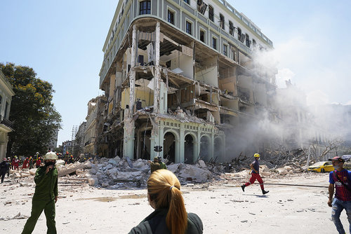 Кубын нийслэл дэх дээд зэрэглэлийн зочид буудалд дэлбэрэлт болж, 18 хүн амиа алджээ