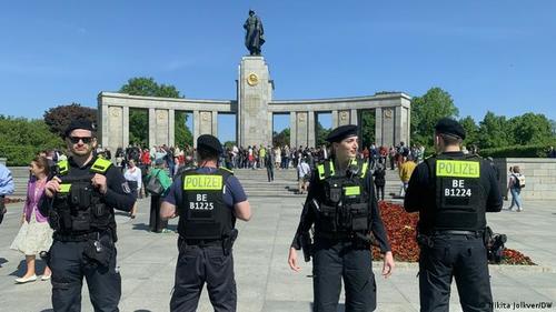 Берлин: Георгийн туузгүй ялалтын баяр, Путинийг магтсан этгээд эр