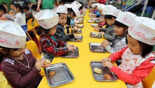 БНХАУ сургалтын хөтөлбөрөө өөрчилж, сурагчдад хоол хийхийг заана