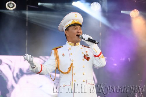 Монгол дуучин Ялалтын баярт зориулсан тоглолтод оролцжээ