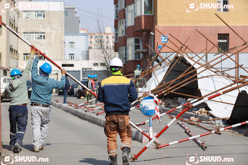 ФОТО: Барилгын хашаа нурж, иргэний эд хөрөнгөд хохирол учрууллаа