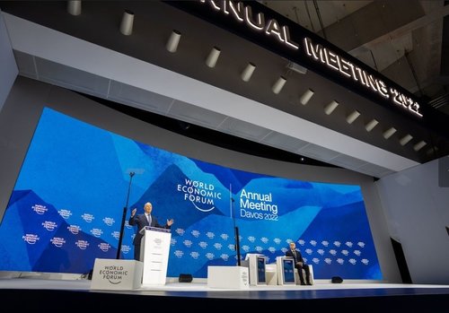 Гадаад харилцааны сайд Б.Батцэцэг дэлхийн эдийн засгийн чуулга уулзалтад оролцож байна