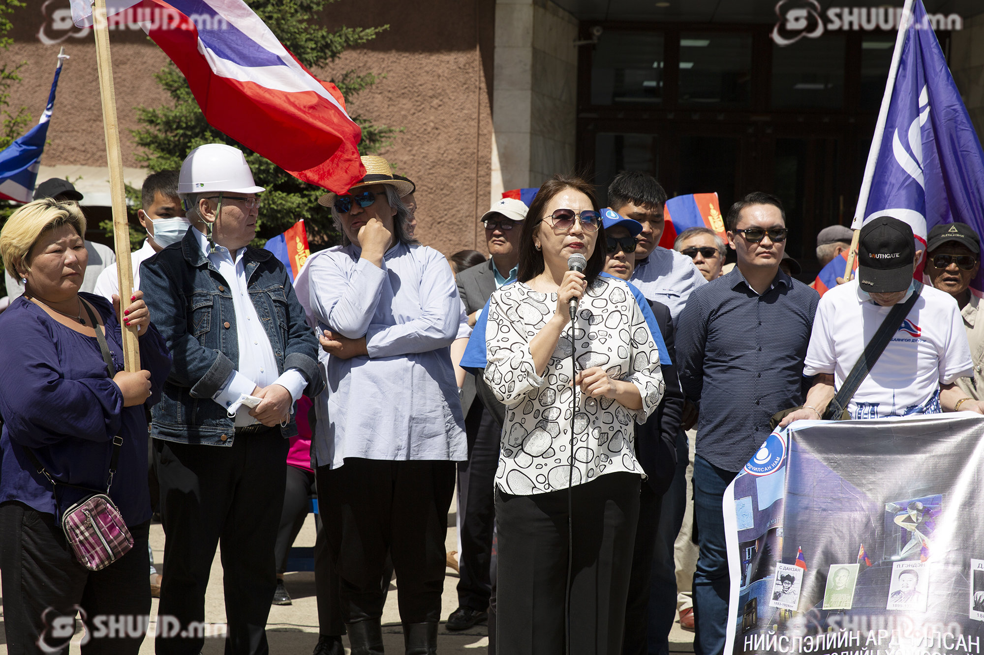 Э.Бат-Үүл: В.Путиний ташуурыг хугартал тэмцэнэ