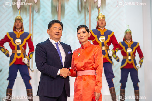 ФОТО: Ерөнхийлөгч У.Хүрэлсүх Эхийн алдар одон гардууллаа