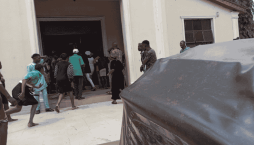 Нигерийн алан хядагчид сүм рүү халдаж, 50 хүний аминд хүрчээ