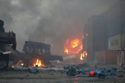 Бангладешийн хувцасны агуулахад дэлбэрэлт болж, 40 хүн амиа алджээ