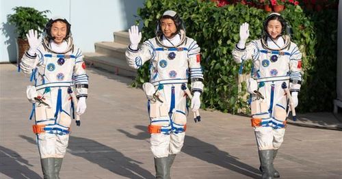 Хятад сансрын шинэ станцруугаа нисэгчдээ амжилттай илгээлээ