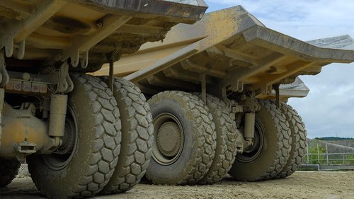 Япон ОХУ руу ачааны машин, бульдозер экспортлохоо зогсооно