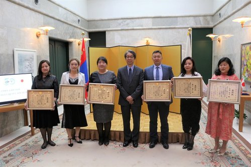 Япон улсын Элчин сайдын өргөмжлөлийг хүртсэн зургаан эрхэм