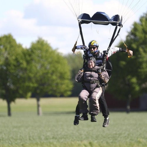 Швед эмэгтэй 103 насандаа шүхрээр үсэрч, Гиннессийн номонд бичигджээ