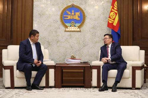 БХБ-ын сайд Б.Мөнхбаатар газрын багц хуулийг УИХ-д өргөн мэдүүллээ