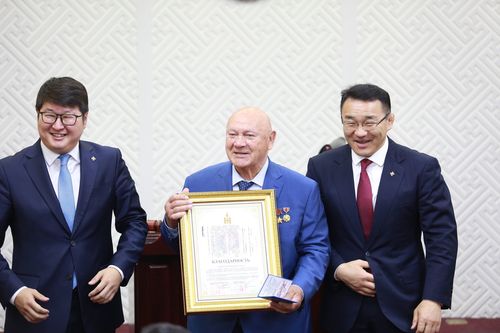 Сансрын нисгэгч В.А. Джанибековт Улаанбаатар хотын хүндэт иргэний батламж гардууллаа