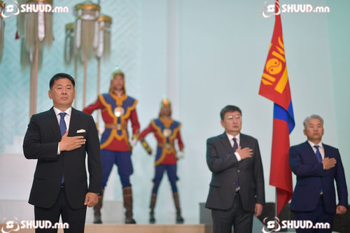 ШУУД: Онцгой байдлын албан хаагчдад төрийн одон, медаль гардуулж байна