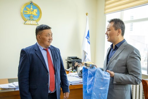 Энхийн төлөө шагналыг байгаль хамгаалагч Ж.Төмөрсүхэд олголоо