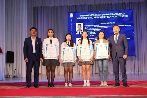 Говь-Алтай аймгийн Засаг дарга ЭЕШ-д 800 оноо авсан сурагчдад тэтгэлэг олгожээ