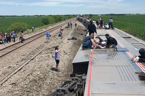 АНУ-д галт тэрэг ачааны машинтай мөргөлдөж, гурван хүн амиа алджээ