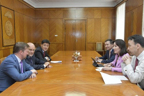 УИХ-ын гишүүн М.Оюунчимэг Германы Бундестагийн гишүүн Манфред Грундийг хүлээн авч уулзлаа