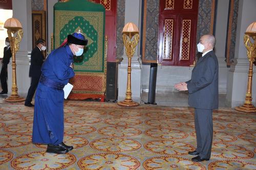 Элчин сайд Ж.Бямбасүрэн итгэмжлэх жуух бичгээ барилаа