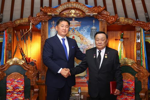 П.Очирбат, Ш.Гүрбазар нарын бүтээлд Төрийн шагнал хүртээлээ