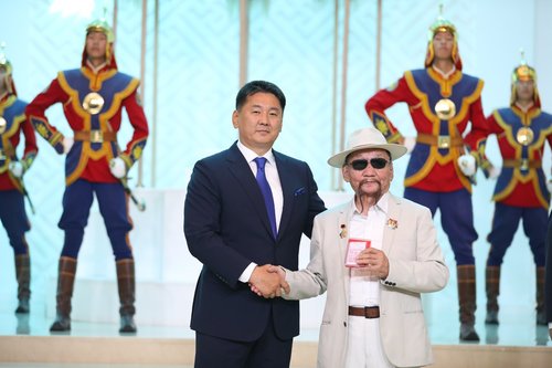 Тангадын Галсанд Хөдөлмөрийн баатар цол хүртээлээ