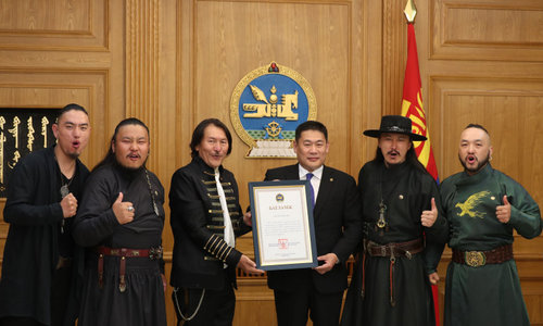 Ш. Энхийн-Од болон “Хү” хамтлагт Ерөнхий сайд нэрэмжит шагналаа гардууллаа