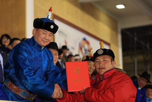 Б.Серик, М.Лхагвагэрэл, Б.Бат-Өлзий нарт Заан цол олголоо