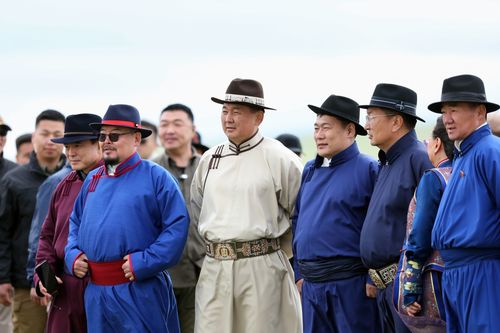 Ерөнхийлөгч хурдан соёолонгийн уралдаан үзэж сонирхлоо