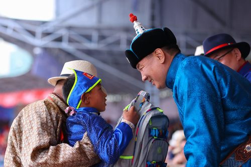 Ерөнхийлөгч хурдан морины унаач хүүхдүүдэд баяр хүргэж, бэлэг гардуулав