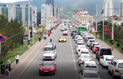 Спорт машины үзэсгэлэн гарч, хотын төвөөр машины цуваа явлаа