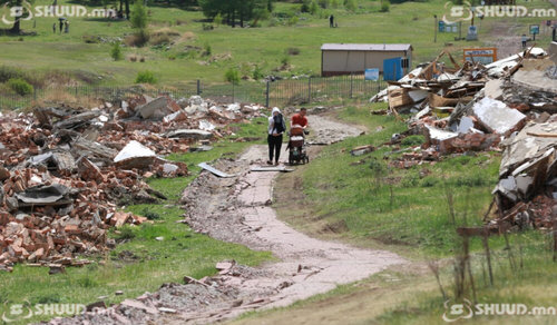 Дугуй цагаан орчмыг байгалийн материал ашиглан тохижуулж байна