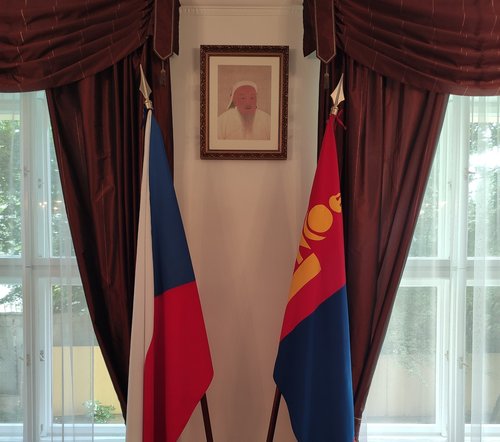 Чех улсад суугаа Элчин сайдын яам Чингис хааны эш хөргийг заллаа