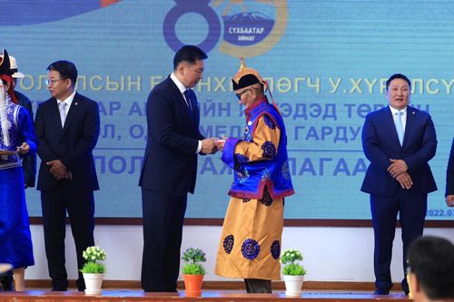 Ерөнхийлөгч У.Хүрэлсүх Сүхбаатар аймагт очиж, төрийн одон медаль гардуулжээ