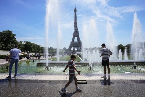 Аагим халууны улмаас Нидерланд, Франц усны хомстолд орох аюул нүүрлэжээ