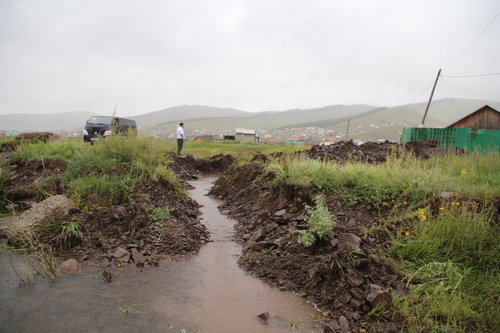 Сүхбаатар дүүрэг үерийн аюулаас сэргийлэн шуудуу татав