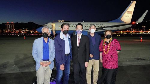 Америкийн төлөөлөгчид Хятадын сүрдүүлгийг үл тоон, дахин Тайваньд зочлов