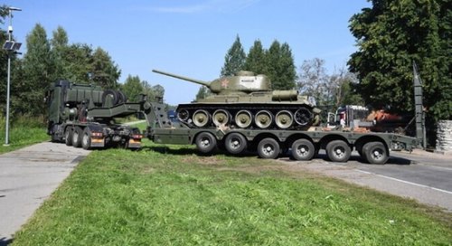 Эстонид Т-34 танкийн хөшөөг буулгав