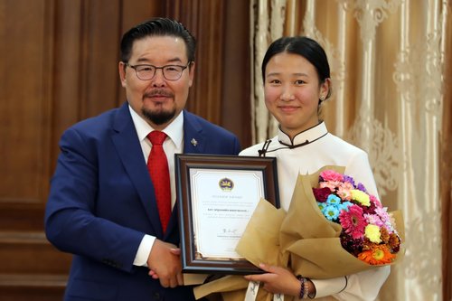 Г.Зандашатар дэд мастер Б.Мөнгөнзулыг хүлээн авч шатар нүүв