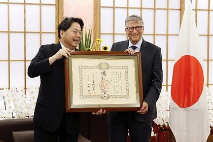 Билл Гейтс Японы төрийн шагнал хүртжээ