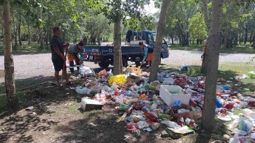 Онцгой байдлын алба хаагчид Туул голын хог хаягдлыг цэвэрлэлээ