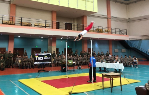 Монгол залуу өндөр турник дээр 1111 эргэж Геннисийн амжилтыг эвдлээ