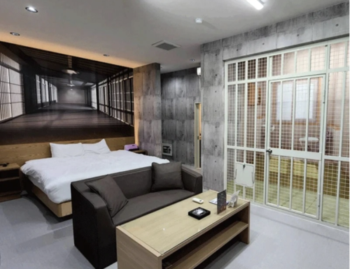 Японы зочид буудалд хачирхалтай өрөөнүүд санал болгож байна