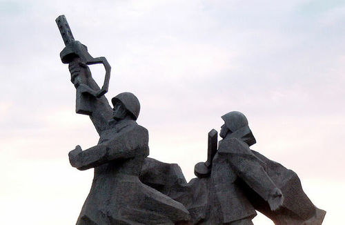 Латвид Зөвлөлтийн хөшөөг буулгах үеэр эсэргүүцэл үзүүлсэн 14 хүн саатуулагджээ