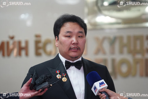 МУГЖ Э.Амартүвшинд Ардын жүжигчин цол хүртээлээ 