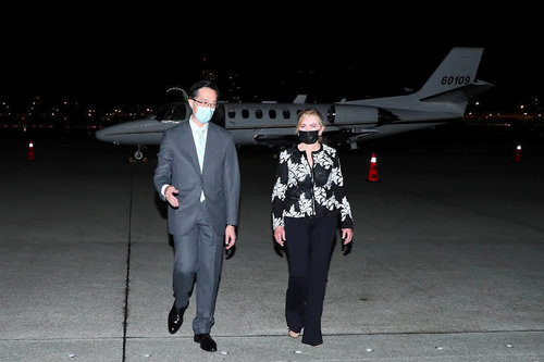 Америкийн өөр нэг улс төрч Тайваньд газардав